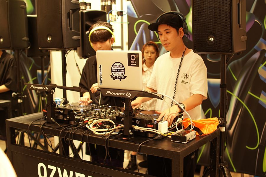 ADIDAS OZWEEGO(アディダス オズウィーゴ) リリースパーティ アトモス ブルー 表参道(MUTATION (突然変異) @ atmos BLUE OMOTESANDO) Dプレイ