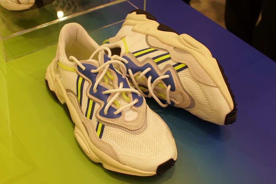 ADIDAS OZWEEGO(アディダス オズウィーゴ) ホワイト ファーストカラー