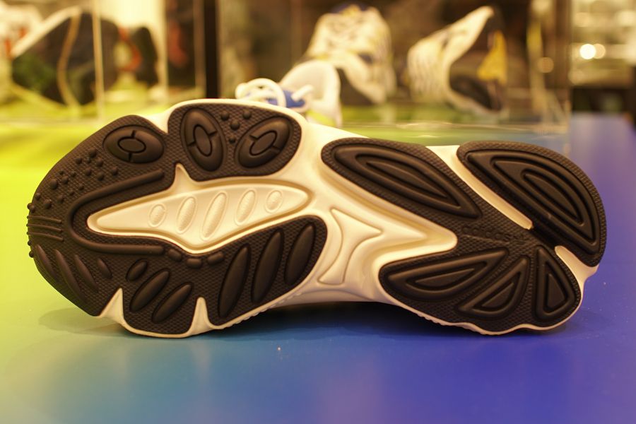 ADIDAS OZWEEGO(アディダス オズウィーゴ) ホワイト ファーストカラー