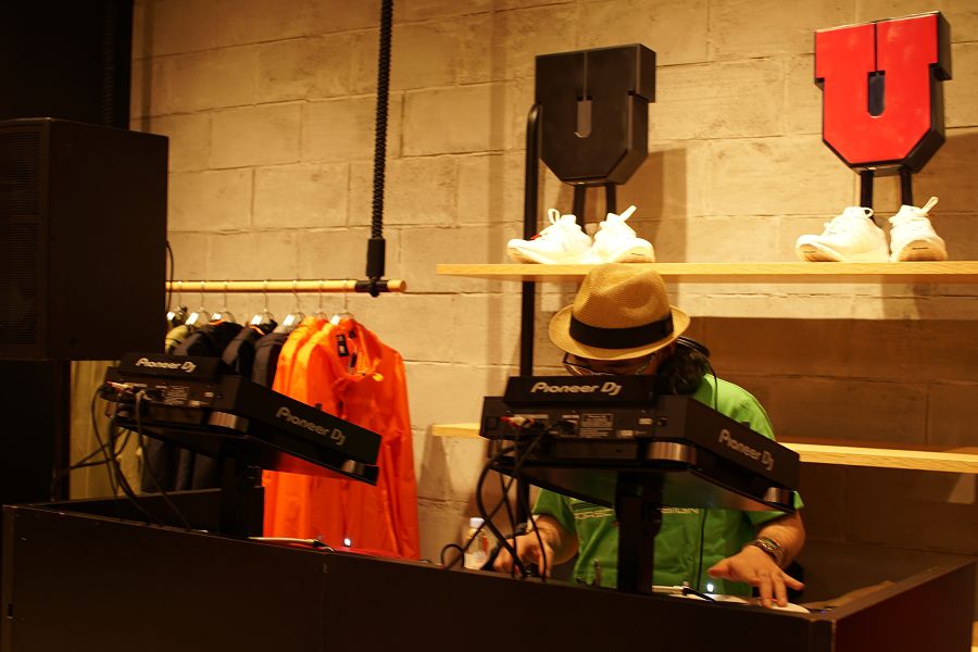 adidas x UNDEFEATED ULTRABOOST release party アディダス アンディフィーテッド ウルトラブースト リリースパーティ DJプレイ MACKA-CHIN(NITRO MICROPHONE UNDERGROUND)