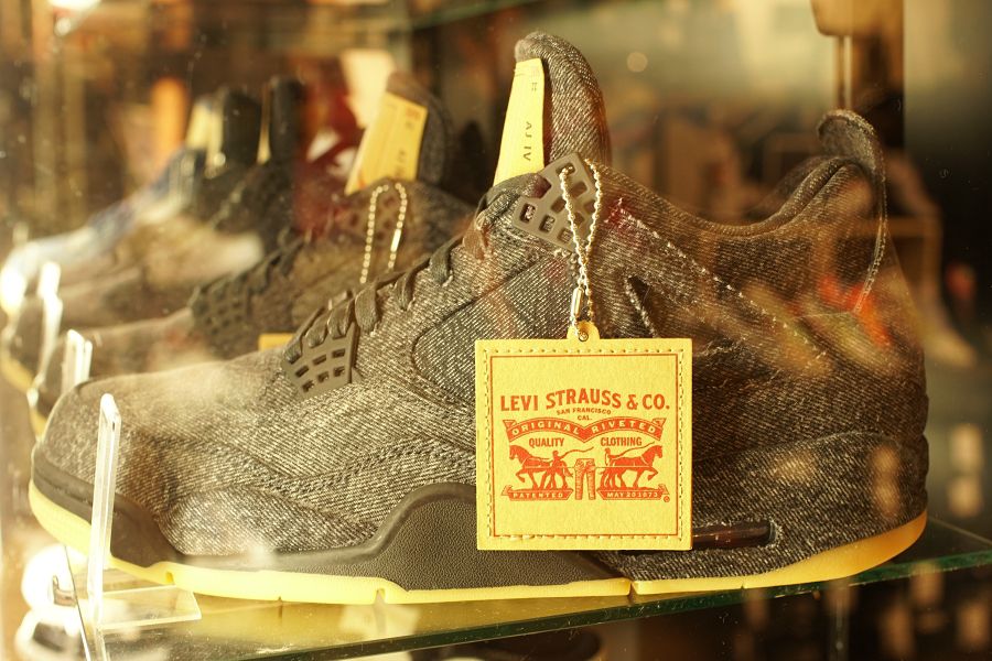 AIR JORDAN 4 LEVI'S (エア ジョーダン4 リーバイス)