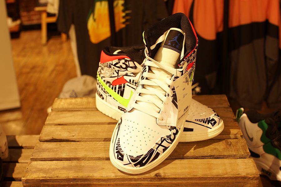 AIR JORDAN 1 MID ON THE WAY(エアジョーダン 1 ミッド オンザウェイ)