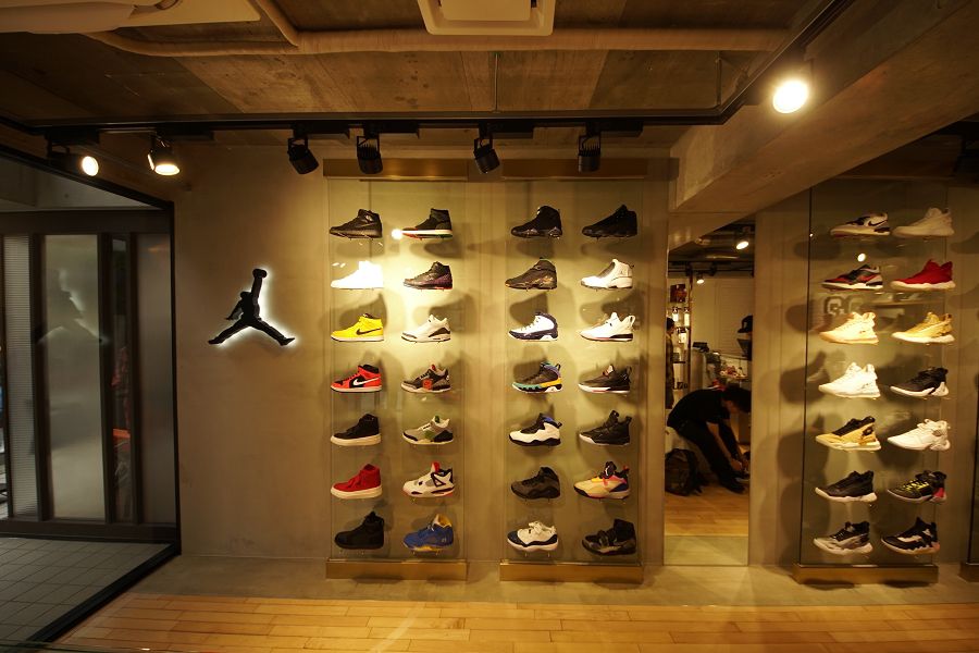 TOKYO 23 (トウキョウ 23) 原宿・プロペラ通り スニーカーウォール