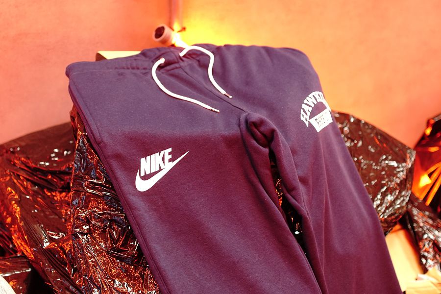 NIKE STRANGER THINGS HAWKINS HIGH ナイキ ストレンジャーシングス  スウェットパンツ ホーキンス高校