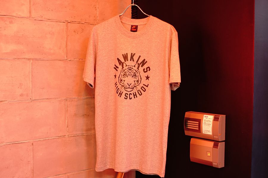 NIKE STRANGER THINGS HAWKINS HIGH ナイキ ストレンジャーシングス  Tシャツ ホーキンス高校