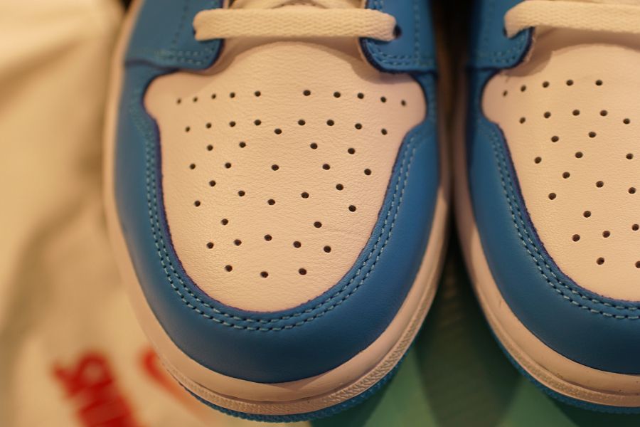 Nike SB x AIR JORDAN 1 LOW UNC(エア ジョーダン1 ロー ノースカロライナ) トゥ部分 rザー パンチング
