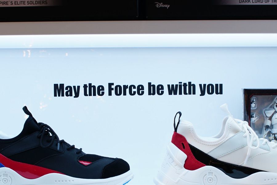 スター・ウォーズ(STAR WARS) セリフ  May the forth be with you. (フォースと共にあらんことを。)