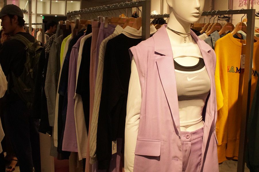 アパレルコーディネート アトモス ピンク フラッグシップ 原宿 (atmos pink flagship Harajuku)