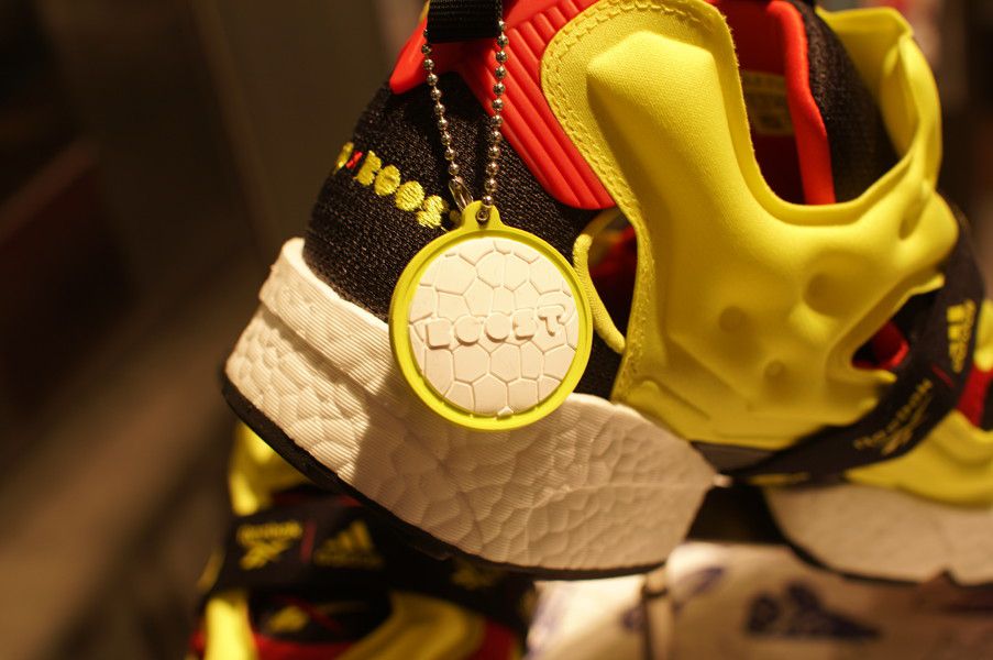 インスタポンプ フューリー ブースト シトロン ファーストカラー(Instapump Fury BOOST citron) キーホルダー "BOOST"