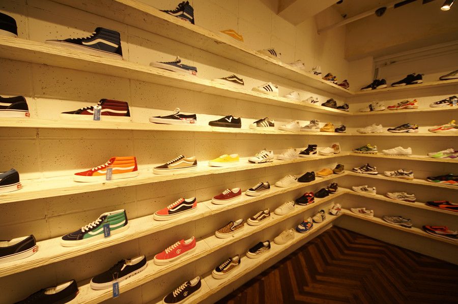 BILLY'S ENT HARAJUKU (ビリーズ エンター 原宿) リニューアル 店内1F スニーカーウォール