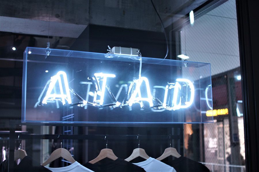 ATAD 原宿 (atmos x ADDAS) アトモス x アディダス ネオン