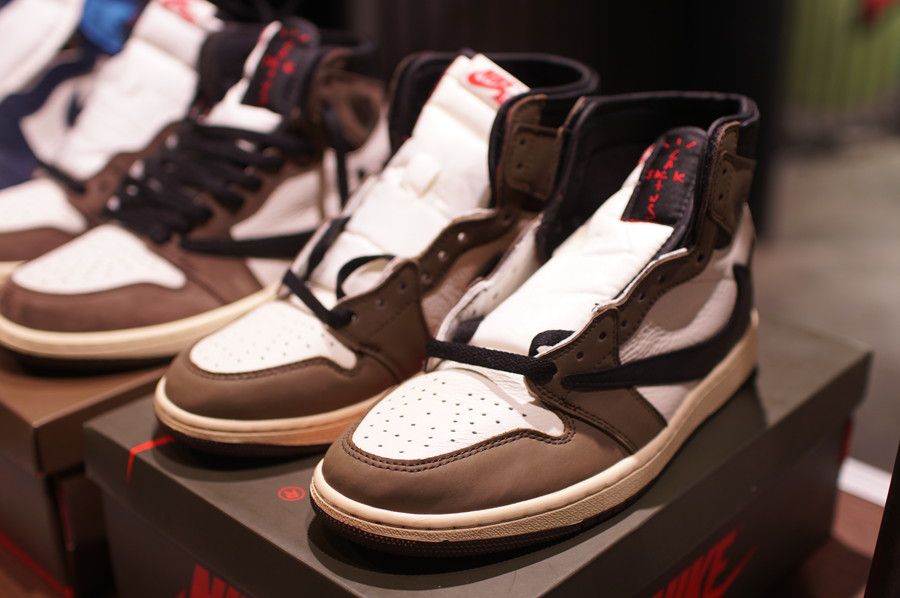 TRAVIS SCOTT ジョーダン1 フェイク(偽物) 真贋判定のためのサンプル