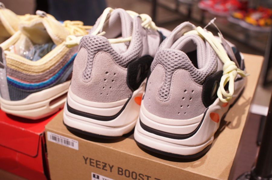 アディダス イージーブースト 700 yeezy boost 700 フェイク(偽物) 真贋判定のためのサンプル