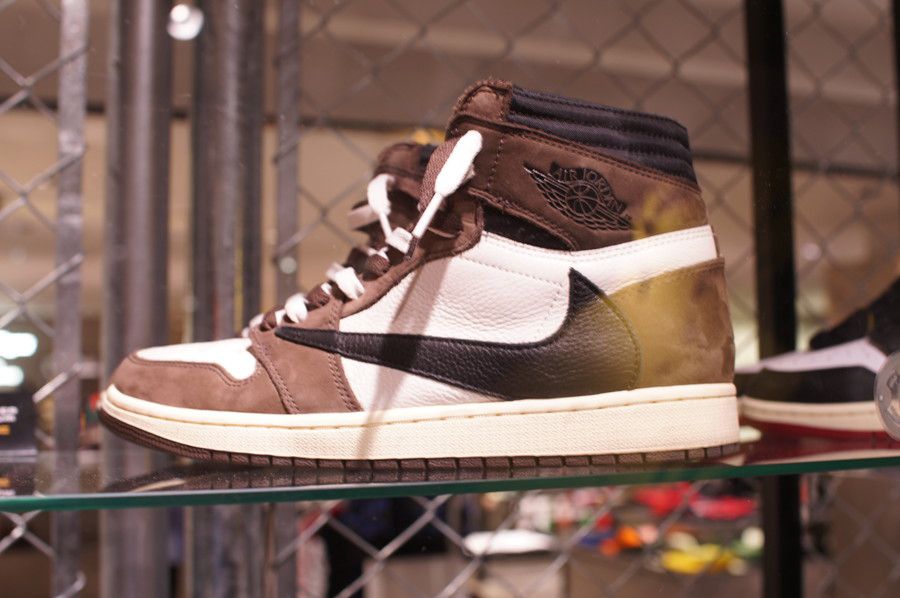 トラヴィス スコット エア ジョーダン1 TRAVIS SCOTT × NIKE AIR JORDAN 1