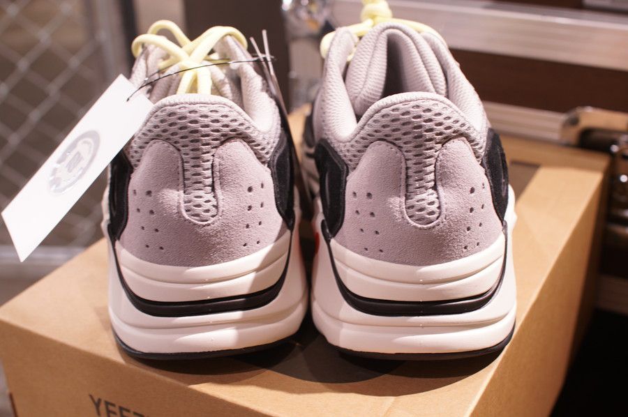 アディダス イージー ブースト 700 ADIDAS yeezy boost 700