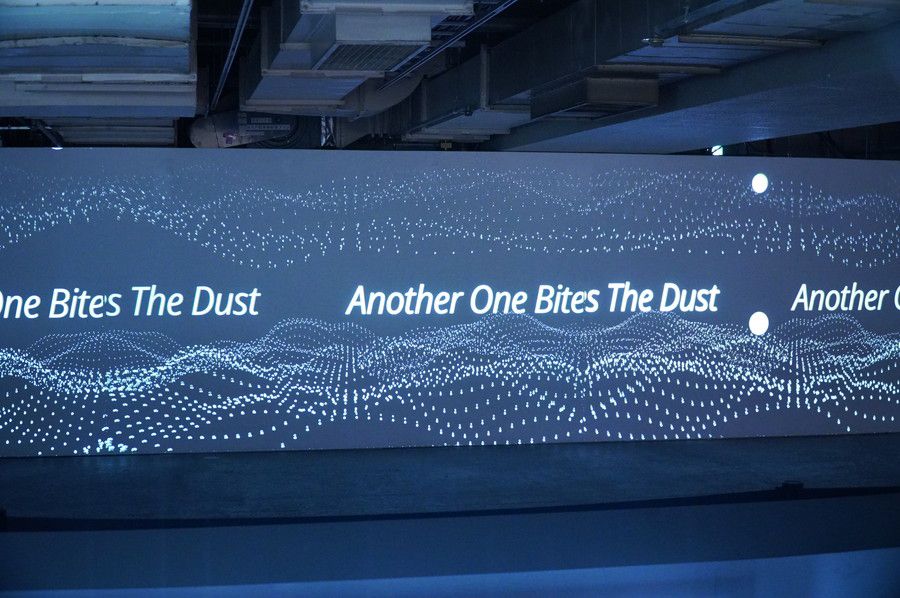 QUEEN ANOTHER ONE BITES THE DUST (ナザーワンバイツザダスト) プロジェクション