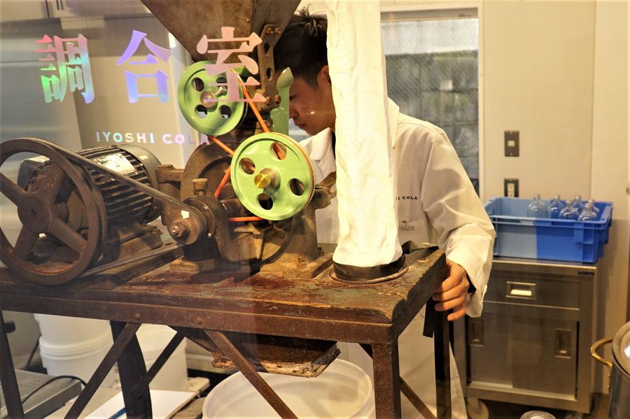 コーラ小林氏 作業の様子