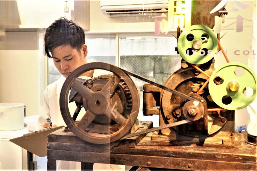 コーラ小林氏 作業の様子