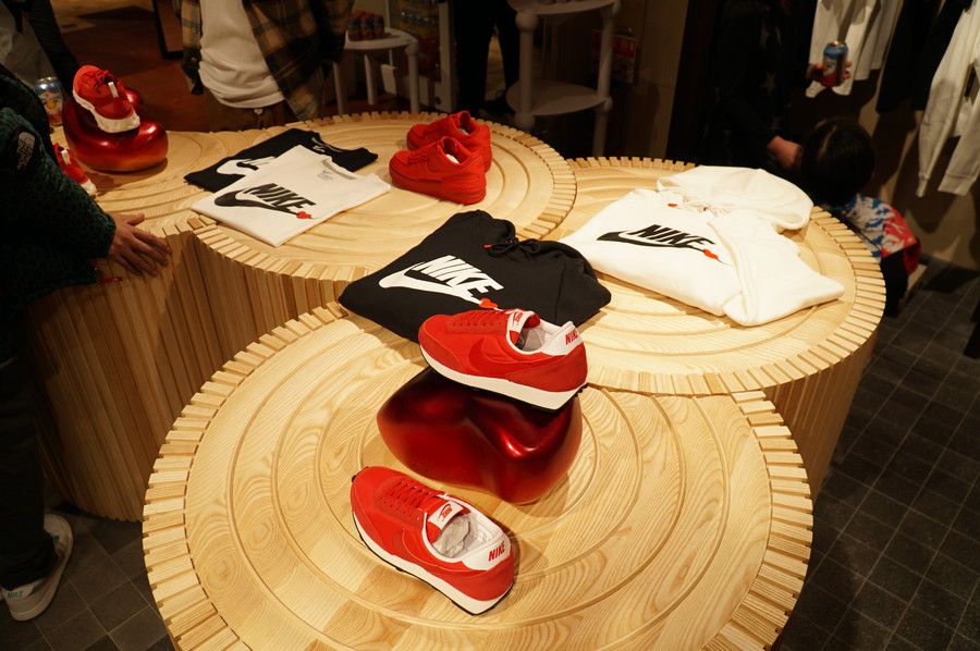 NIKE　エアフォース1 スニーカー　23　ナイキ　レッド　デコレーション 鮮やかなレッド！NIKE VALENTINE'S PACK 発売記念パーティ@SNS