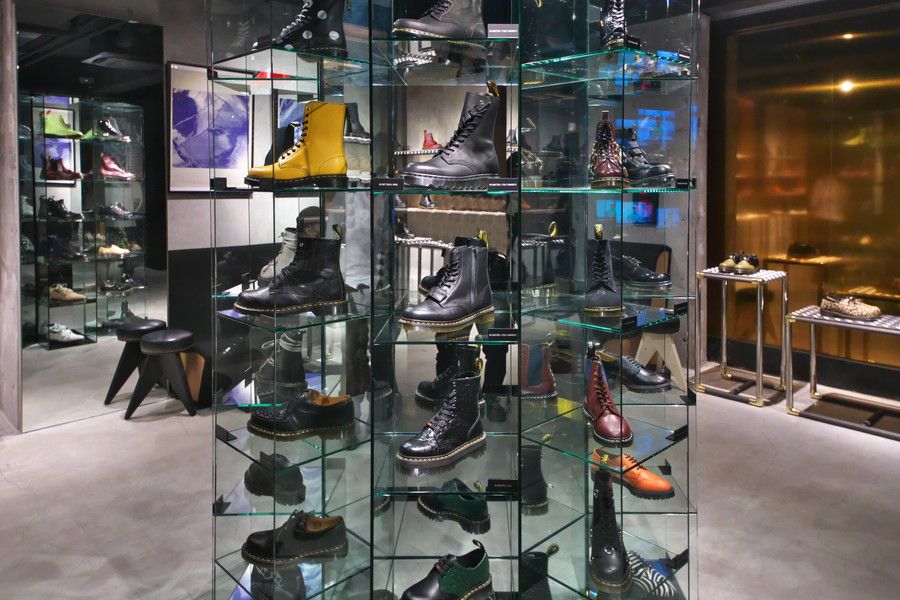 Dr.Martens SHOWROOM TYO(ドクターマーチン ショールーム TYO 表参道) の歴代コラボレーションモデルを揃えたタワー