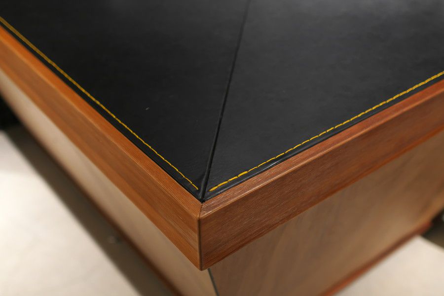 Dr.Martens SHOWROOM TYOのカウンター シューズと同じ素材と刺繍