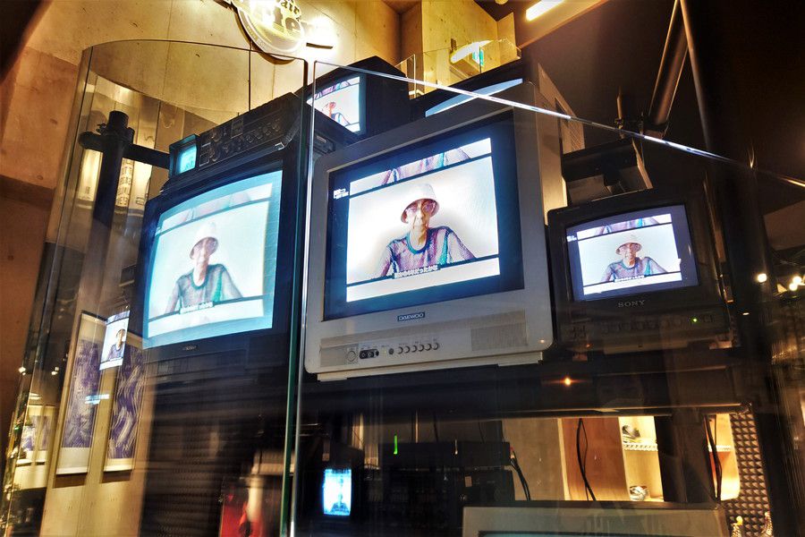 Dr.Martens SHOWROOM TYO(ドクターマーチン ショールーム TYO 表参道) 映像が流れるテレビ