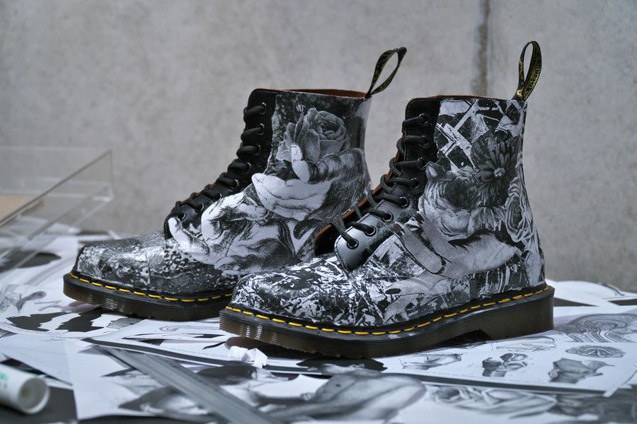 河村康輔氏のエキシビションスペース 製作されたブーツをモチーフにした作品