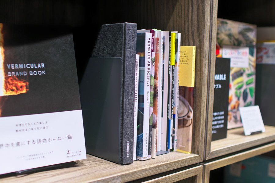 VERMICULAR(バーミキュラ) 書籍が店内に並ぶ