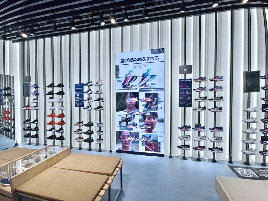 アディダス ブランドセンター 原宿の2F ランニング系のシューズが揃う
