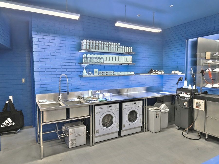 スニーカークリーニングを行う店内のスペース