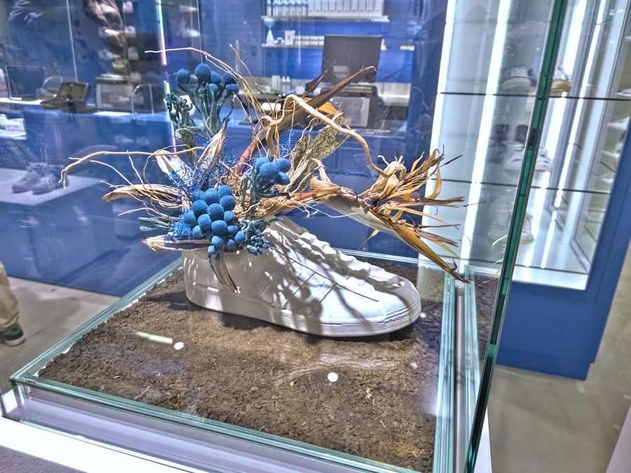 スニーカーをモチーフにしたサステナブルをテーマにした作品