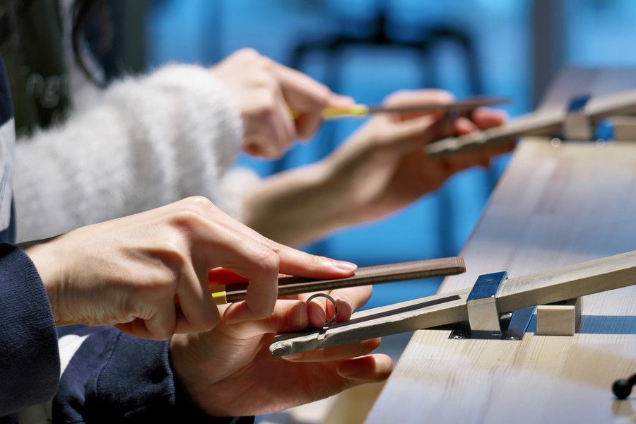 結婚指輪を二人で製作する様子