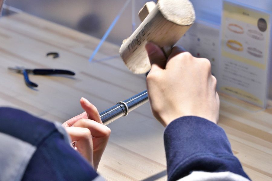 結婚指輪を彫金製作する様子 ringram(リングラム) 表参道店