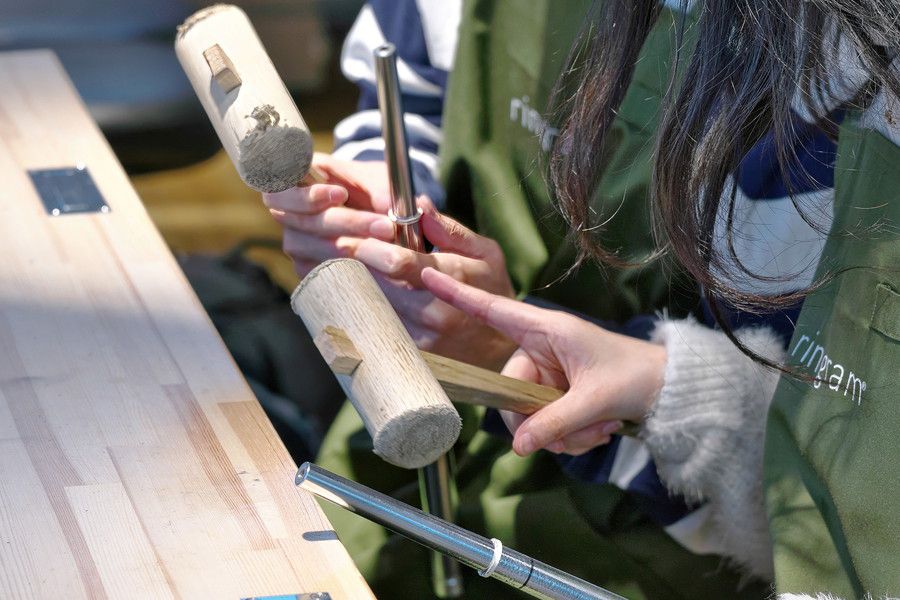 結婚指輪を二人で製作する様子