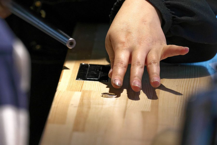 熟練の職人によるサポートと仕上げ作業