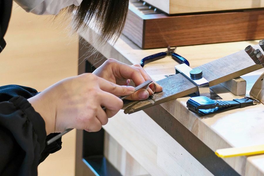 熟練の職人によるサポートと仕上げ作業