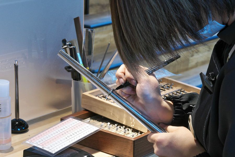 熟練の職人によるサポートと仕上げ作業