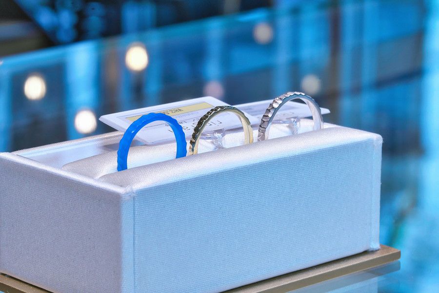 結婚指輪の原型となるワックスと完成品の結婚指輪