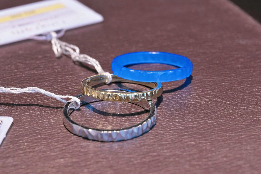 結婚指輪の原型となるワックスと完成品の結婚指輪