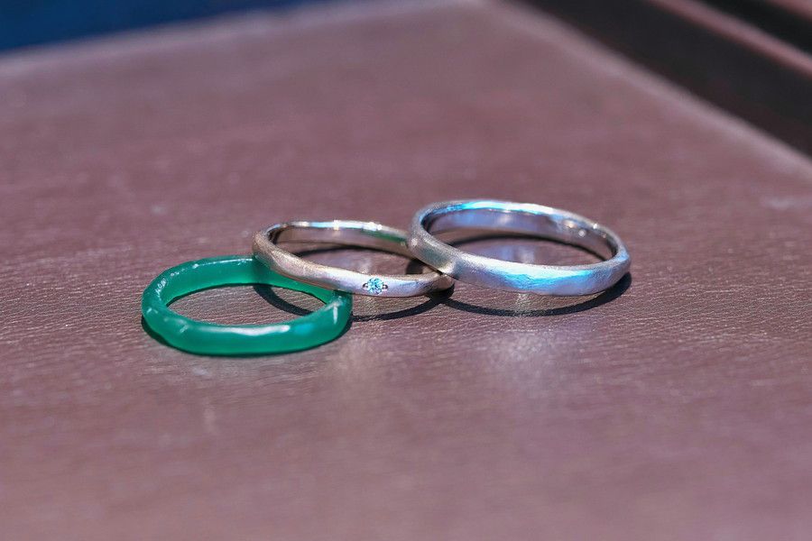 結婚指輪の原型となるワックスと完成品の結婚指輪