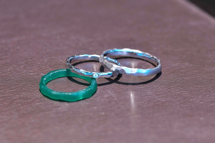 結婚指輪の原型となるワックスと完成品の結婚指輪