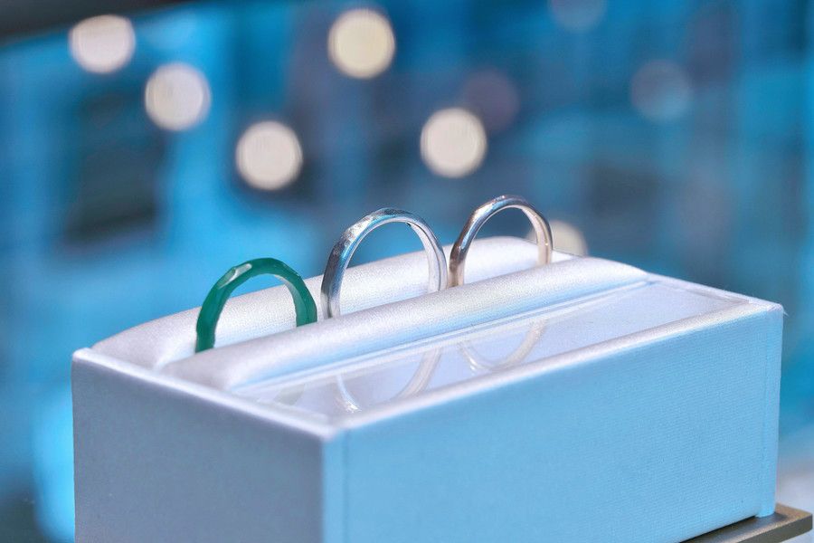 結婚指輪の原型となるワックスと完成品の結婚指輪