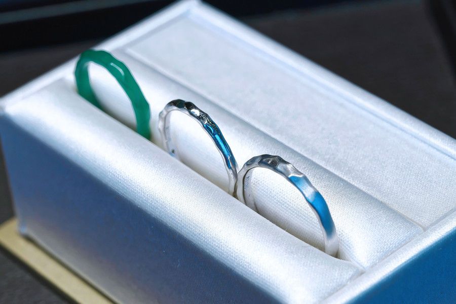 結婚指輪の原型となるワックスと完成品の結婚指輪