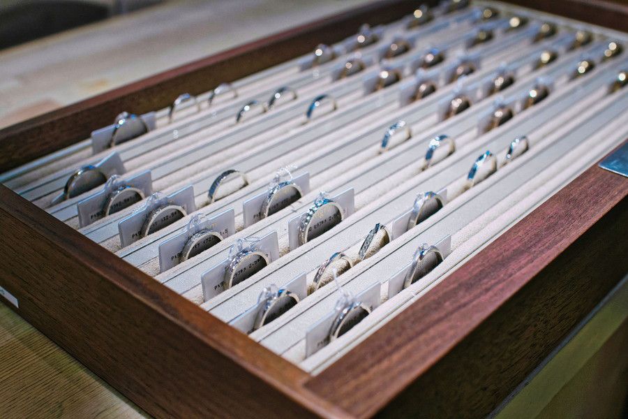 豊富な結婚指輪のサンプルで完成時のイメージが膨らむ