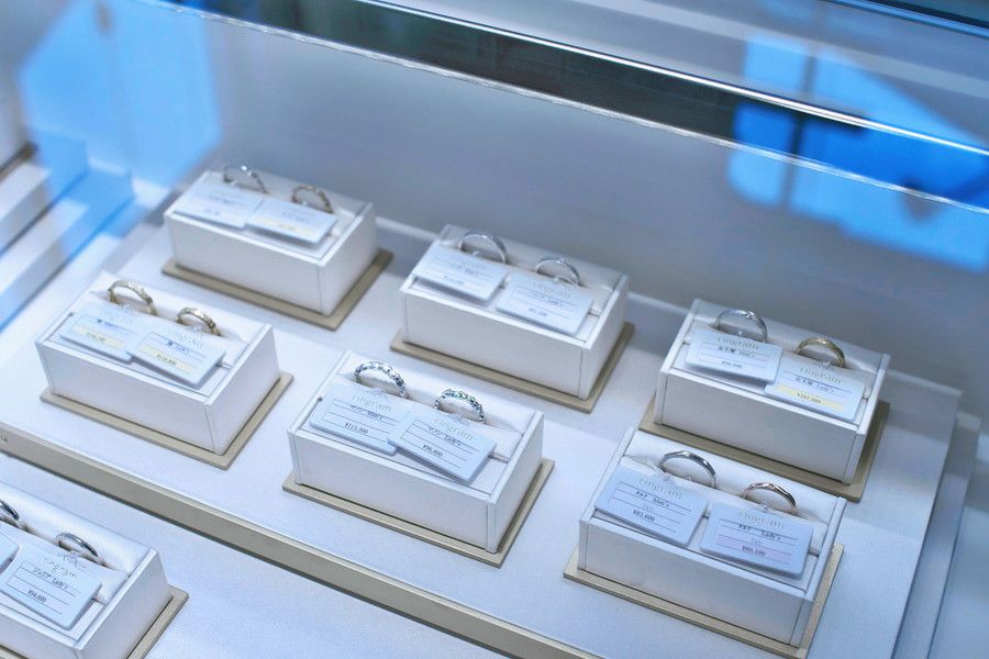 豊富な結婚指輪のサンプルで完成時のイメージが膨らむ