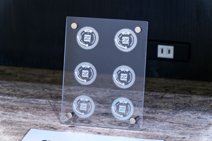 スマホをかざすとスニーカーガイドが表示されるタグ