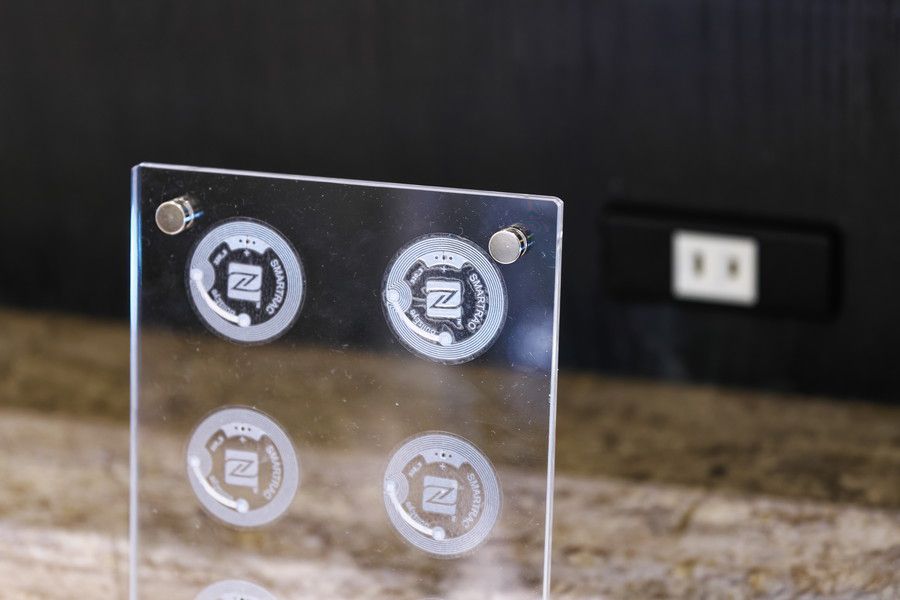 スマホをかざすとスニーカーガイドが表示されるタグ