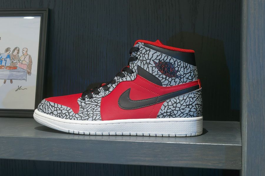 セメント柄でカスタムされたAJ1(エアジョーダン1) スニーカースクール