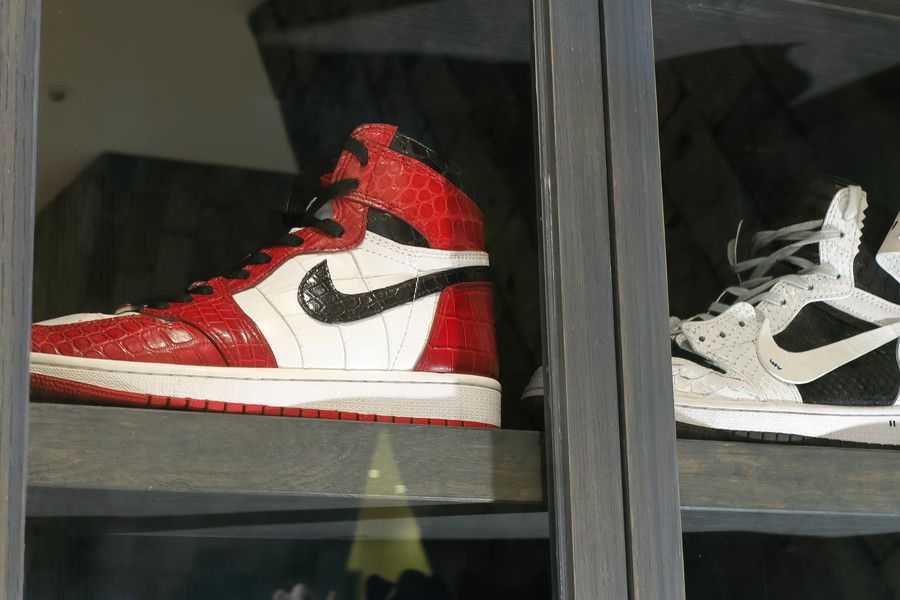 クロコダイル柄でカスタムされたAJ1(エアジョーダン1) スニーカースクール