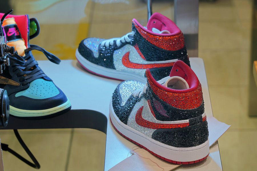 スワロフスキーをあしらったAJ1 スニーカースクール